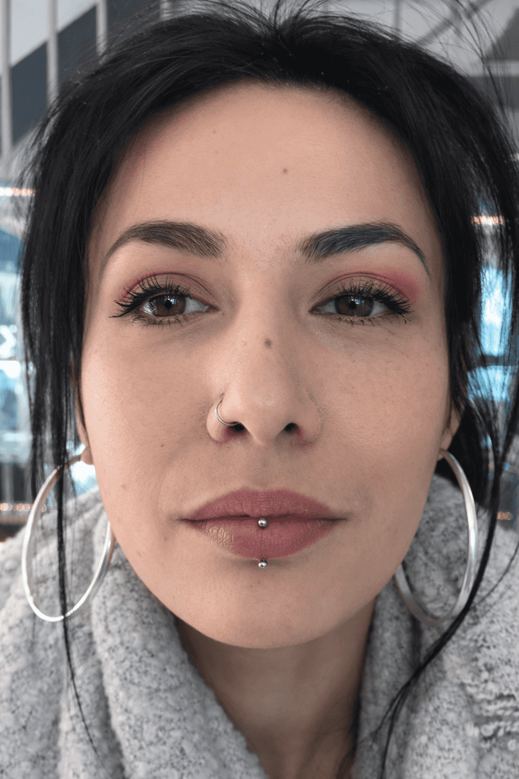 femme portant un piercing labret vertical et un anneau dans la narine