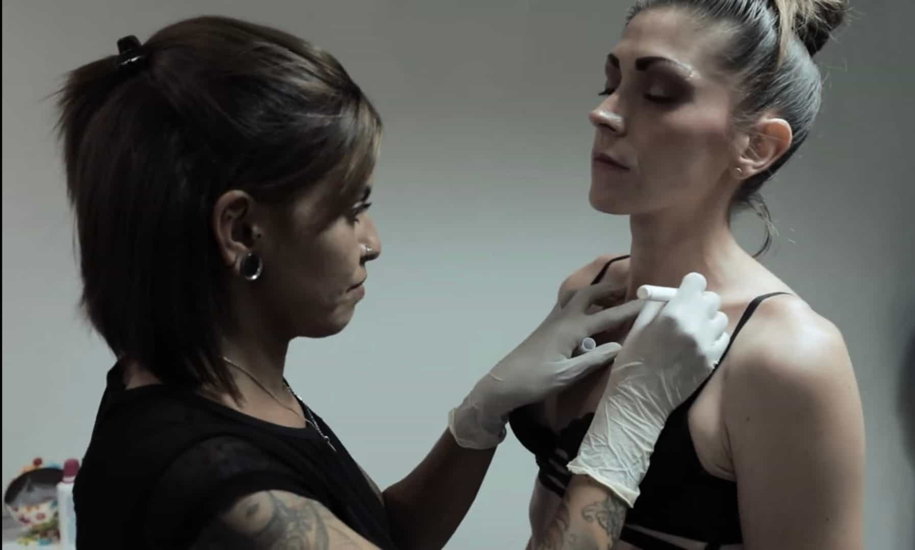 Nadia préparant un piercing sur une jeune femme